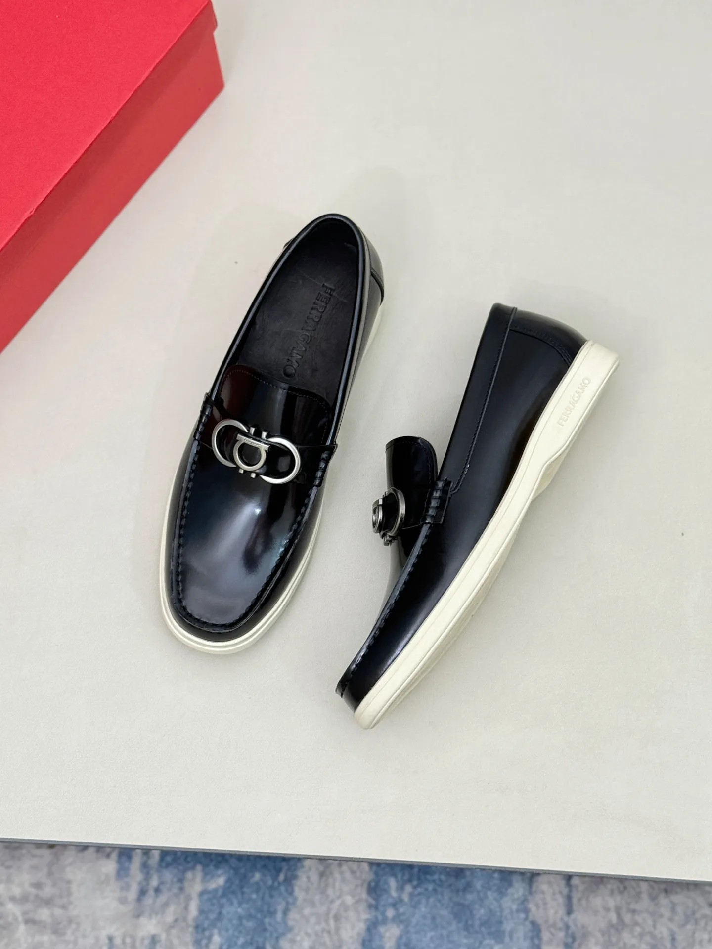 [Ferragamo] P: 580💰 Number of yards: 38~44 (45 orders are non-returnable) Ferragam's new men's driving shoes, the fabric is made of imported cowhide, with visible texture, heavy industrial stitching, dyed calfskin inside, standard logo cowhide feet, big-name experience, soft and comfortable on the feet, a men's favorite, special non-slip and wear-resistant rubber soles, easy to handle various occasions, with original box packaging!